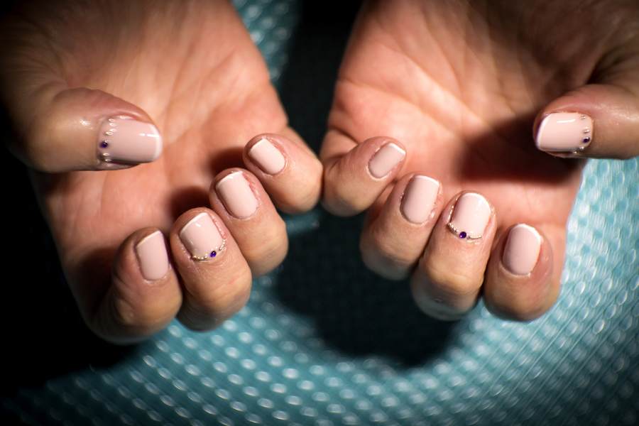 Manicura semipermanente: ventajas, beneficios y cómo quitarla