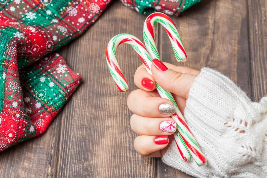 Tendencias de uñas para Navidad 2024